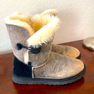 Ugg distressed bomber style boots size 8 very good condition